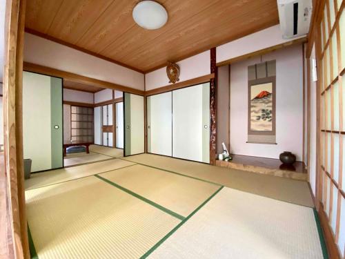 una habitación vacía con una habitación en ホライゾン en Oshima