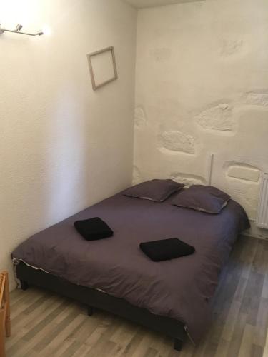 Un dormitorio con una cama con almohadas negras. en Le Château du Spesbourg, en Sélestat