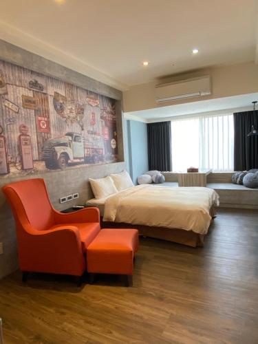 台北市にあるMU Houseのベッドルーム1室(ベッド1台、ソファ、椅子付)
