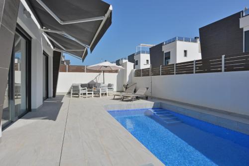 - une piscine dans l'arrière-cour d'une maison dans l'établissement Luxury Villa by NRAS, à Gran Alacant