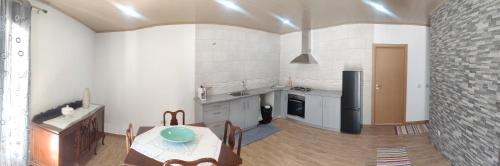 eine Küche mit einem Tisch und einem Esszimmer in der Unterkunft Casa do Avô Pedro 