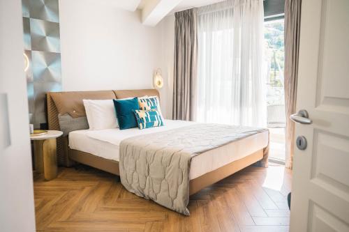 a bedroom with a bed and a window at Apartments Eneida in Ulcinj