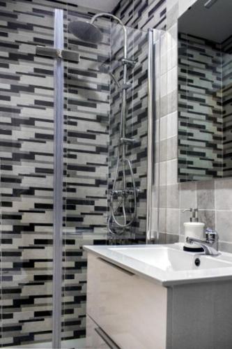 a bathroom with a shower and a sink and a tub at ROMÁNICO CENTRO in Zamora