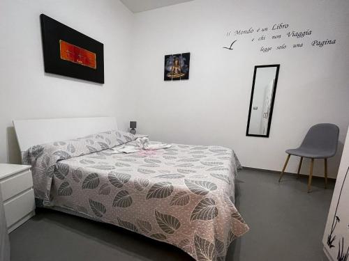DeA del Salento في ليتشي: غرفة نوم بسرير ومرآة وكرسي