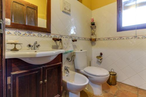 een badkamer met een toilet en een wastafel bij Casa Rural Manantío Blanco in Valverde del Fresno