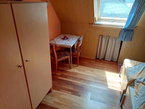 a small room with a table and a window at Übernachtungszimmer 2 in Schlettau