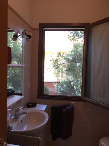 サン・パスクアーレにあるBorgo Saraceno Mirto 5のバスルーム(洗面台、窓付)