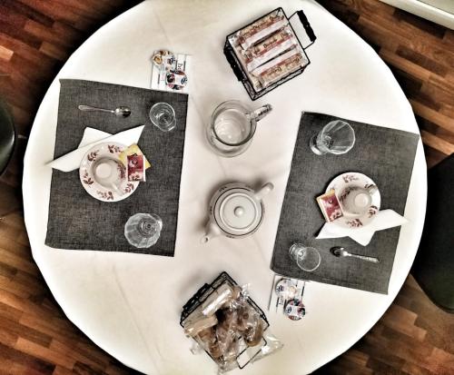Residenza Santi Muratori في رافينا: طاولة بيضاء عليها طبق من الطعام