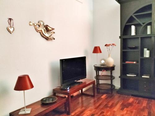 Televízia a/alebo spoločenská miestnosť v ubytovaní Residenza Santi Muratori