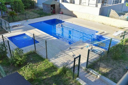 an overhead view of a swimming pool behind a fence at VİLLA ALP'S TRİPLEX LAGOON HAVUZ OLANAĞI SUNAN in Belek