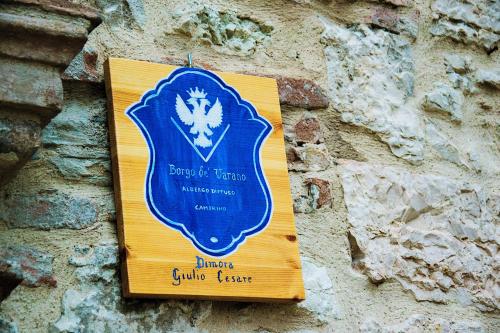 Borgo de' Varano by Hotel I Duchiに飾ってある許可証、賞状、看板またはその他の書類