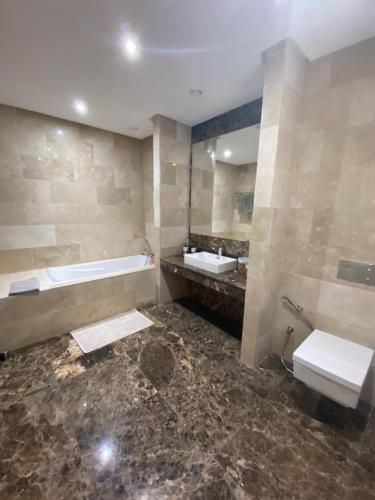 y baño con 2 lavabos y bañera. en Luxueux appartement Ritz Carlton Marina Smir, en Sania Torres