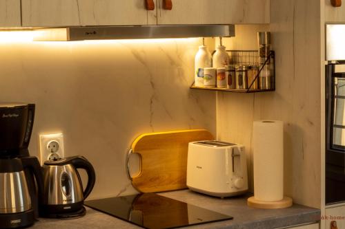 een aanrecht met een broodrooster en een koffiezetapparaat bij Tabak home Sea side apartment in Chania