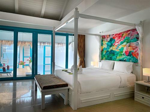 Schlafzimmer mit einem Bett mit Wandgemälde in der Unterkunft Sand Sea Beach Resort in Lamai