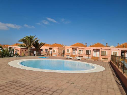 una piscina en medio de un patio en Casa Francisco, swimming pool, WiFi - FuerteventuraBay, en Costa de Antigua