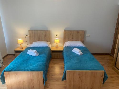 Un pat sau paturi într-o cameră la Lanchvali Inn