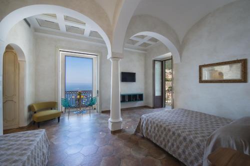 1 dormitorio con 2 camas y vistas al océano en AMORE RENTALS - Casa Volte Alte, en Positano