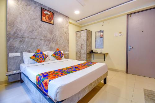ein Schlafzimmer mit einem großen Bett in einem Zimmer in der Unterkunft FabHotel Gargi Inn in Pune