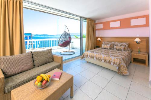 Postel nebo postele na pokoji v ubytování Avra Hotel