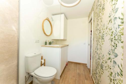 a small bathroom with a toilet and a mirror at Apartamento de dos dormitorios en casco histórico in Estepona