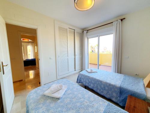 pokój hotelowy z 2 łóżkami i oknem w obiekcie Atalaya Apartment 2 Bedrooms w mieście Mijas