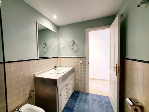 La salle de bains est pourvue d'un lavabo, de toilettes et d'un miroir. dans l'établissement Atalaya Apartment 2 Bedrooms, à Mijas