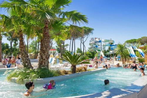 - un groupe d'enfants dans la piscine d'un parc aquatique dans l'établissement Camping le Castellas, à Sète