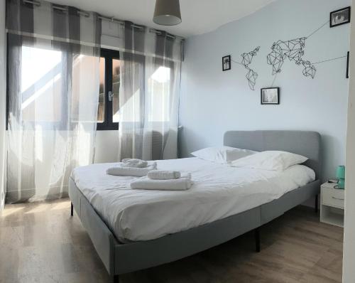 - une chambre avec un grand lit et des serviettes dans l'établissement Mon appart Bougnat, à Clermont-Ferrand