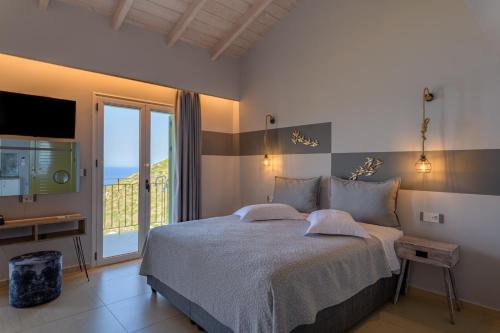 - une chambre avec un lit et une vue sur l'océan dans l'établissement Petani Bay Hotel - Adults Only, à Vóvikes
