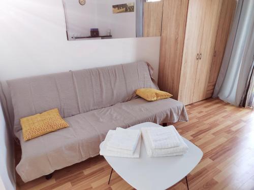 uma sala de estar com um sofá e uma mesa em Green house em Čavle