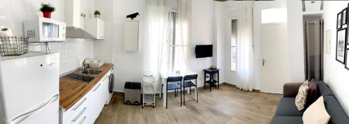 Kuchyňa alebo kuchynka v ubytovaní Beachfront two-bedroom apartment in Fuengirola