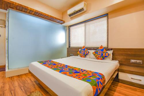 ein Schlafzimmer mit einem großen Bett in einem Zimmer in der Unterkunft FabExpress Glory in Chinchwad