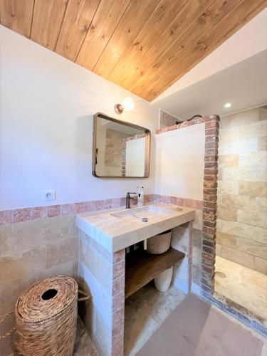 une salle de bain avec un lavabo et un miroir dans l'établissement Casetta Tinuta, à Sainte-Lucie de Porto-Vecchio