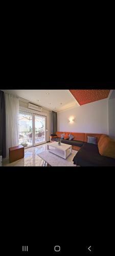 sala de estar con sofá y mesa en Apartman Monaco, en Makarska