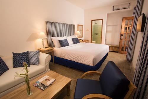 Postel nebo postele na pokoji v ubytování Adhisthana Hotel Yogyakarta