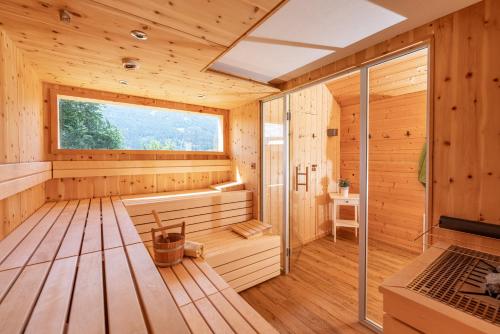 una cabina in legno con sauna e finestra di Hotel Die Metzgerstubn a Sankt Michael im Lungau