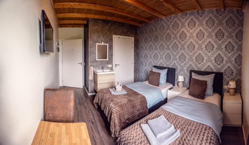 una camera con due letti e un lavandino di Gasthoeve-De-Drie-Eiken a Oploo