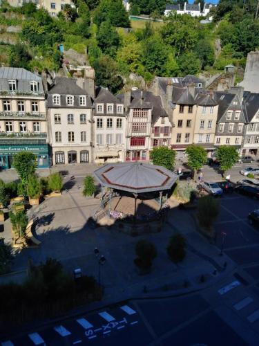 une vue aérienne sur un parking d'une ville dans l'établissement AR VEAJ, à Morlaix