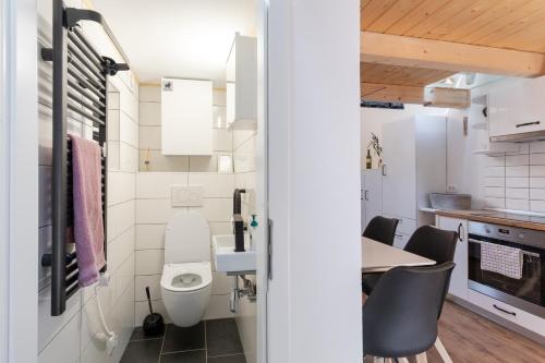 uma pequena casa de banho com um WC e uma mesa em Lavender Lodge Bled em Bled