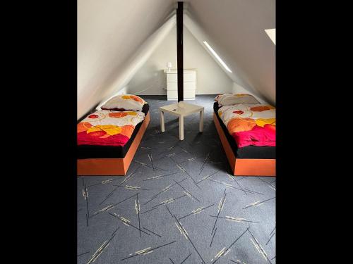 two beds in a room with a attic at Moderne FeWo Zum Gremminer See in Gräfenhainichen