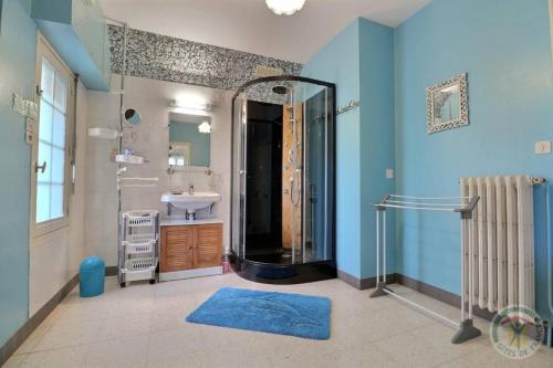 a bathroom with a shower and a sink at Gîte Brocéliande in Baulon