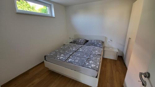 Ce lit se trouve dans une petite chambre dotée d'une fenêtre. dans l'établissement Annie's apartment, à Bled
