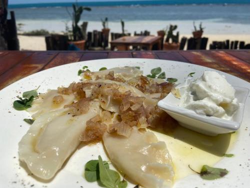 un plato de comida en una mesa cerca de la playa en Secret Beach Bungalows, en Haad Son