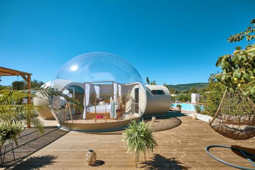 una casa con una cupola di vetro in un cortile di Sky Room Cuore del Cilento a Castellabate