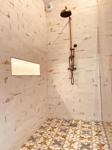 Cette chambre dispose d'une douche et de carrelage. dans l'établissement Cosy love house, à Saint-Siffret