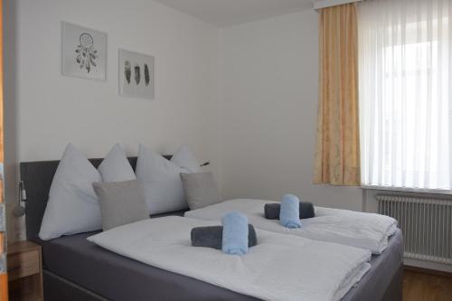 阿布特瑙的住宿－Ferienhaus Bergblick，床上有两条蓝色的毛巾