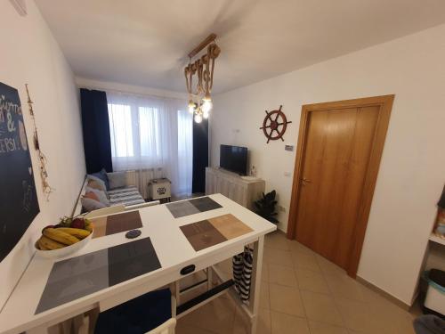 Μια τηλεόραση ή/και κέντρο ψυχαγωγίας στο Bella Alba Apartment on the beach