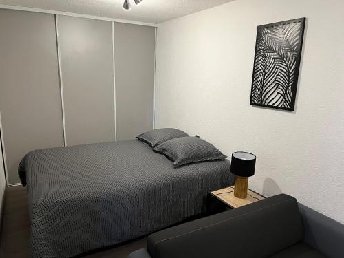 En eller flere senge i et værelse på La Bâtisse de Chabot N°7