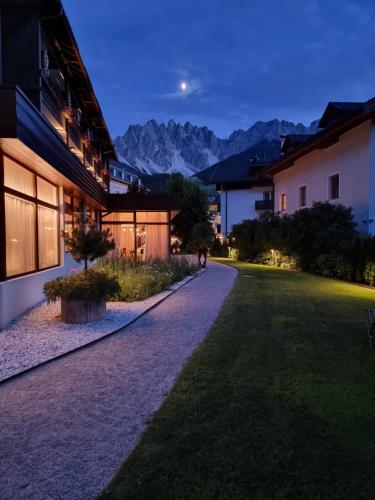 サン・カンディドにあるIl Tyrolの山を背景にした建物へとつながる道路