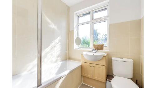 ein Bad mit einem WC, einem Waschbecken und einer Dusche in der Unterkunft Pass the Keys Lovely 3 Bedroom Garden Home in Oxford in Oxford